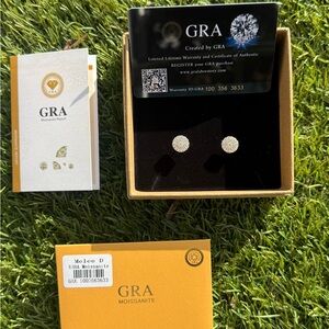 VVS1 Moissanite Screw on  Stud Earrings - Gold casing